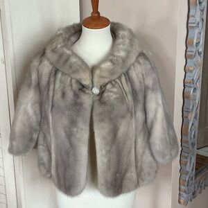 Elegant Silver-Gray Mink Capelet